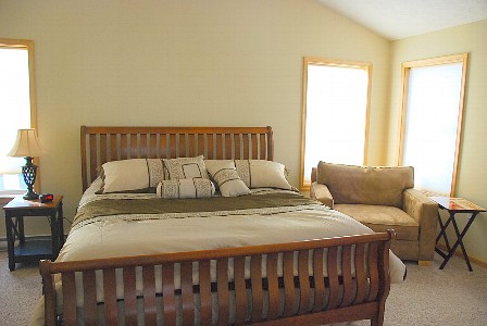 Poconos PA Vacation Home For Rent - King size luxury in 400 thread count linens. Cable TV in room